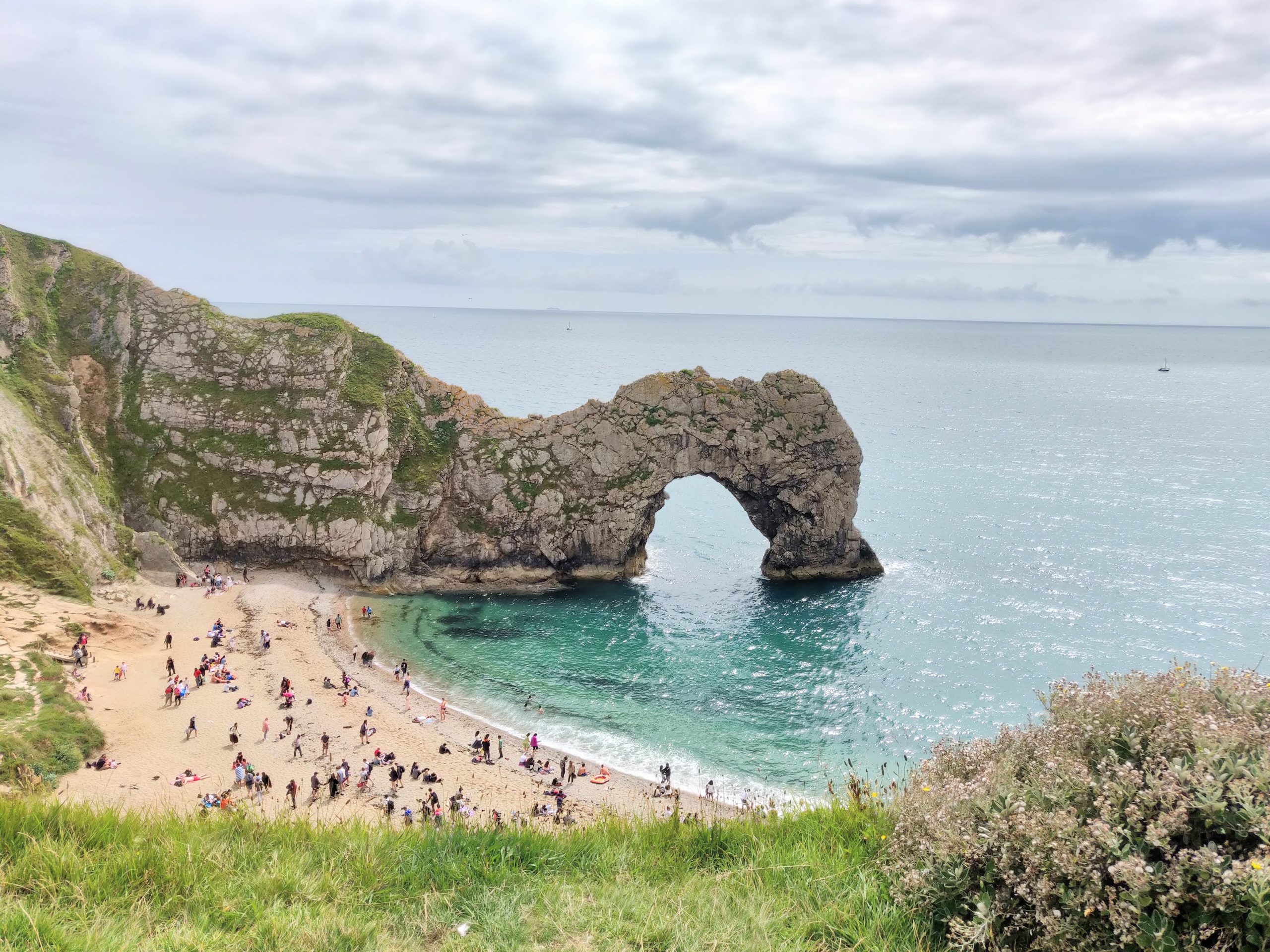 how-to-visit-the-iconic-durdle-door-lulworth-cove-wanderingwheretogo